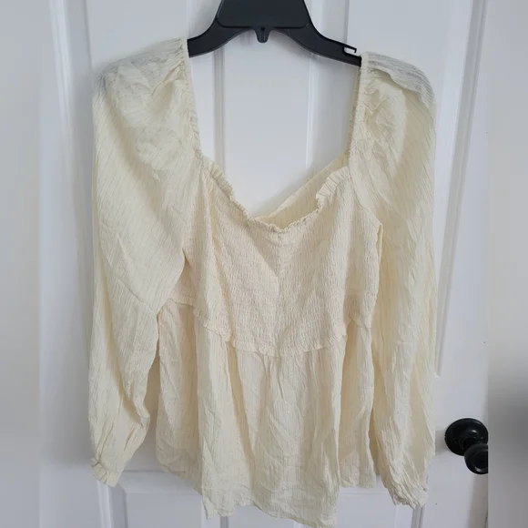 Umgee Cream Metallic Smocked Puff Sleeve Blouse Women’s Medium NWT - Picture 2 of 5